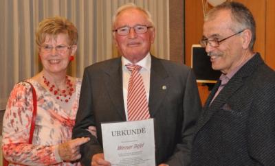 Werner Tiefel erhielt aus den Händen von Manfred Lober (rechts) Urkunde und die silberne Ehrennadel des Awo-Bezirksverbands für vier Jahrzehnte im Ehrenamt.