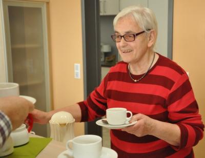 Marga Bocksrocker, die "Stille Heldin" aus Puschendorf bei ihrem Einsatz im Kirchenkaffee