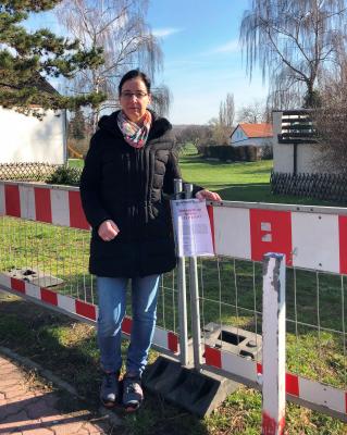 Bürgermeisterin Koch vor dem wegen Vandalismus abgesperrten Spielplatz am Walbecker Tor in Grasleben. (Copyright: Gemeinde Grasleben)