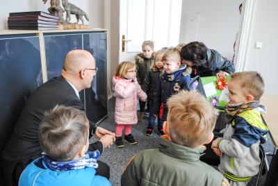Die Kinder der Gruppe 4 laden den Bürgermeister persönlich zum Familientag ein - allen voran Paul. Foto: Beate Vogel