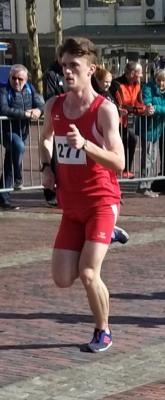 Jonas Just siegt mit Bezirksrekord bei den Landesmeisterschaften im 10km-Straßenlauf in Lingen