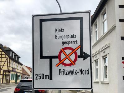 Sperrschilder weisen auf die Sperrung des Bürgerplatzes und die Umleitungsstrecke hin. Foto: Andreas König/Stadt Pritzwalk