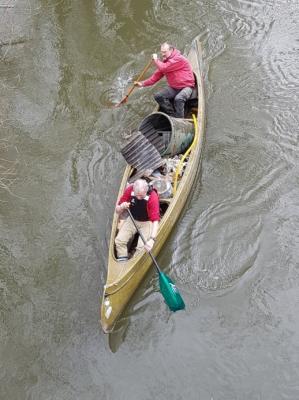 Foto zur Meldung: Kanuten sammeln Müll auf der Oker