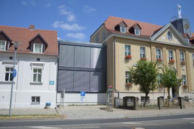 Das Bauamtsgebäude (li) und das Falkenseer Rathaus sind miteinander verbunden. Ein Aufzug, der über das Hofgelände erreichbar ist, ermöglichkeit einen barrierefreien Zugang zu beiden Häusern.