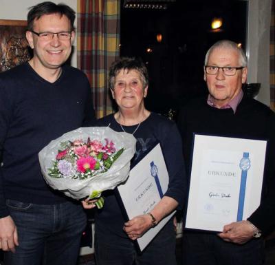 Germania-Vorsitzender Georg Krüger (li.) ernannte seinen Amtsvorgänger Günter Strube und dessen Frau Renate zu Ehrenmitgliedern aufgrund ihrer Verdienste um den Verein. tk (Bild vergrößern)