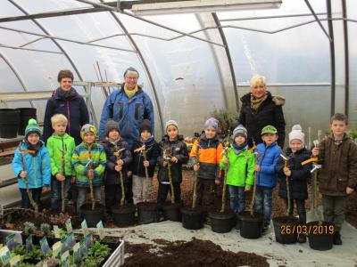 Kita Müs - Zukünftige Schulkinder pflanzen Apfelbäume