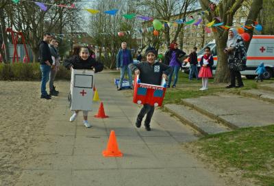 Der Wettkampf in selbst gebastelten Fahrzeugen machte den Kindern großen Spaß. Foto: Hans-Werner Boddin