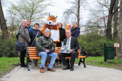 Horst Fenske, der Erfinder des Knieperfuchses, bekommt von Bürgermeister Dr. Ronald Thiel die Patenschaftsurkunde überreicht. Seine Familie und der Fuchs sind auch dabei.   Foto: Beate Vogel