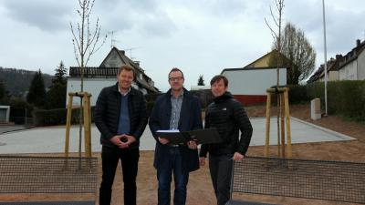 Daniel Kirschner, Bürgermeister Thomas Eckhardt und Christoph Henke (von links) eröffnen die neue Parkplatzanlage in Sontra. (Bild vergrößern)