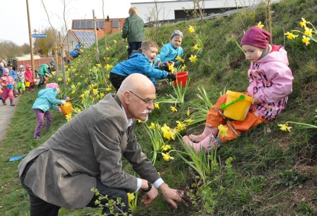 Dorfschreiber Puschendorf Kleine Gärtner setzen Farbkleckse