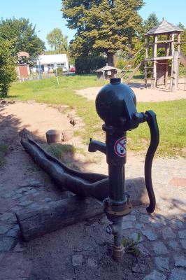 Wasser Marsch! Nach dem Winter werden Pumpen auf Spielplätzen wieder in Betrieb genommen