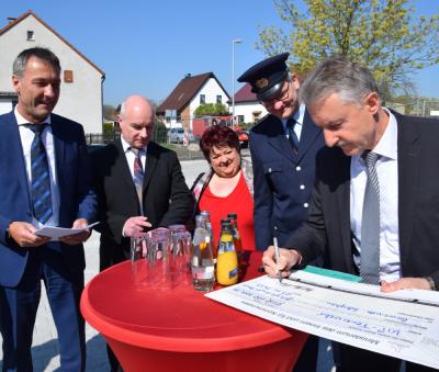 Schnell noch unterschreiben: Minister Schröter überbrachte knapp 173.000 Euro Fördermittel