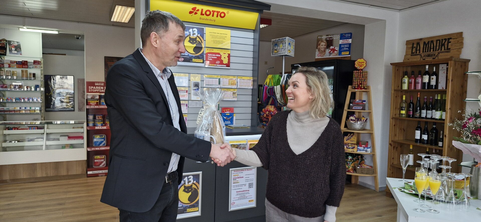 Geschenkübergabe an Frau Böttcher von Amtsdirektor Andreas Fischer