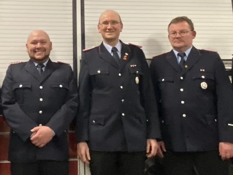 Neuer Abschnitt bei der Feuerwehr Gartow: Matthias Törber (Rechts) wurde zum Ortsbrandmeister gewählt, Jan Schlüsselburg (Links) übernimmt das Amt des stellvertretenden Ortsbrandmeisters. Ortsbrandmeister Karsten Sander (Mitte) begleitet den Übergang bis zum 17.06.2026.
