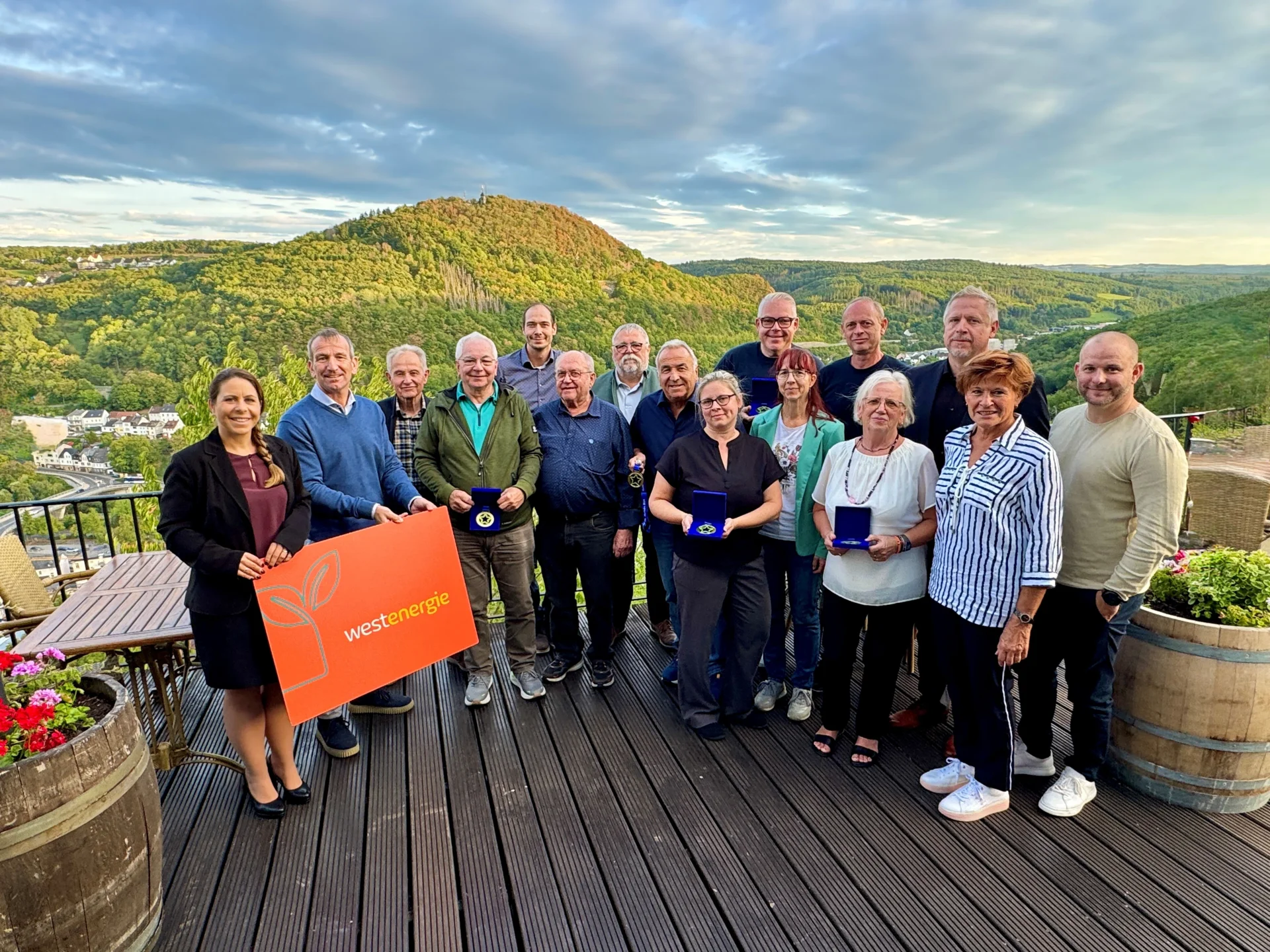 Thomas Jung (2. v. l.), Bürgermeister der Verbandsgemeinde Kirner Land, sowie Melanie Dindorf (links), Kommunalmanagerin bei Westenergie, würdigen gemeinsam mit den weiteren Teilnehmenden das herausragende Engagement der Preisträgerinnen und Preisträger. (Foto: Westenergie AG / Sabrina Kunz)