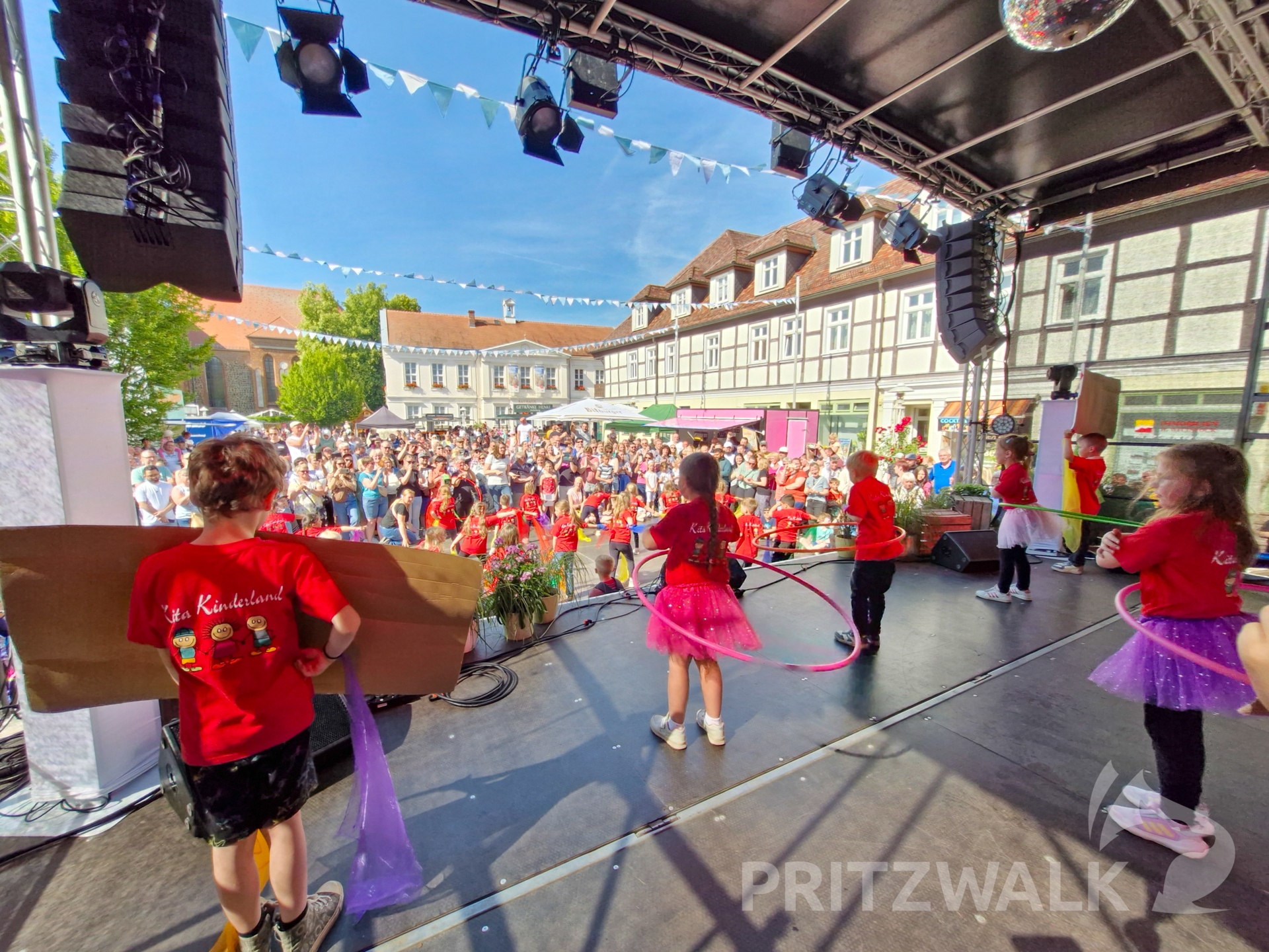 Die Kitas und Horteinrichtungen der Stadt zeigten bunte Programme auf der Bühne. Foto: Stadt Pritzwalk