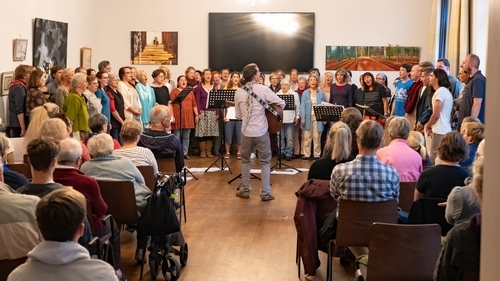Das Chorprojekt "POLITICALied" begeisterte 2019 bei seinem "Fensterkonzert" im Ratssaal des Ratzeburger Rathauses unter der Leitung von Nathaniel Damon (Bildmitte) © Jens Butz