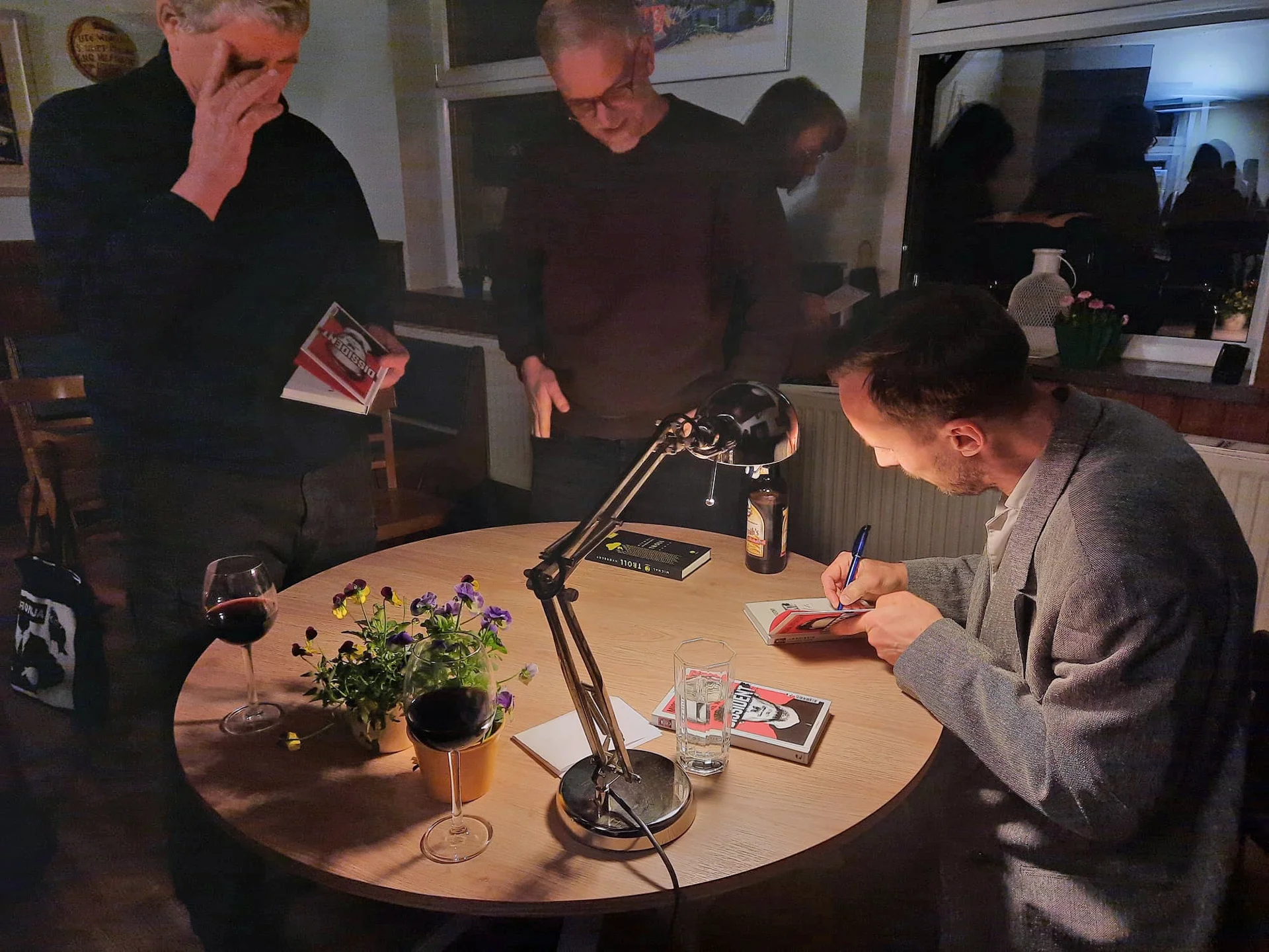 Signierstunde bei der Lesung mit Michal Hvorecký. Foto: Karen Ascher
