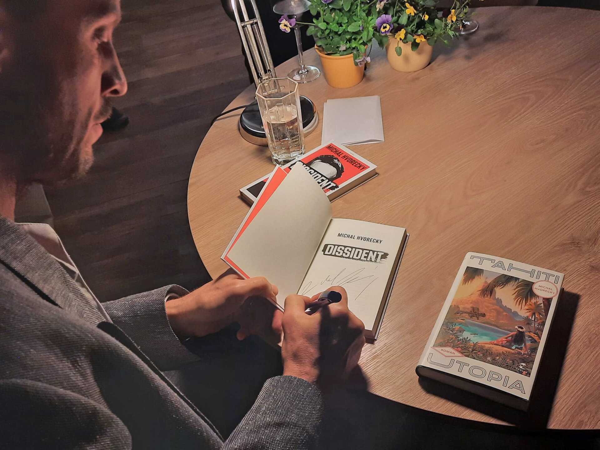 Signierstunde bei der Lesung mit Michal Hvorecký. Foto: Karen Ascher
