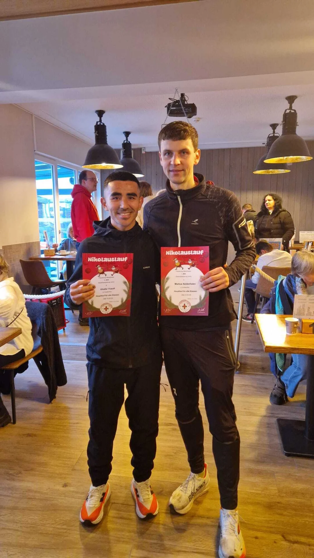 Nikolauslauf Zülpich: Ghafar (links) und Markus (rechts) mit Urkunden