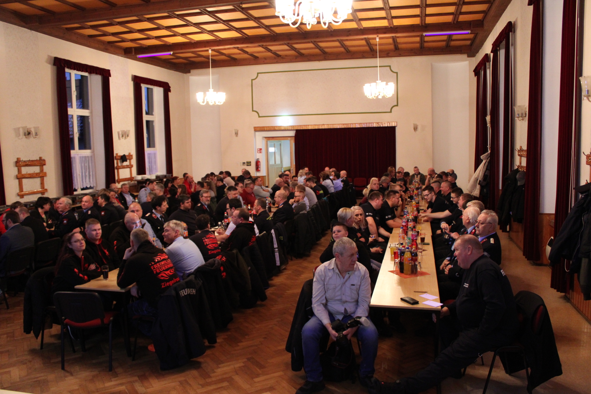 Blick in den Saal zur Jahreshauptversammlung der Feuerwehren