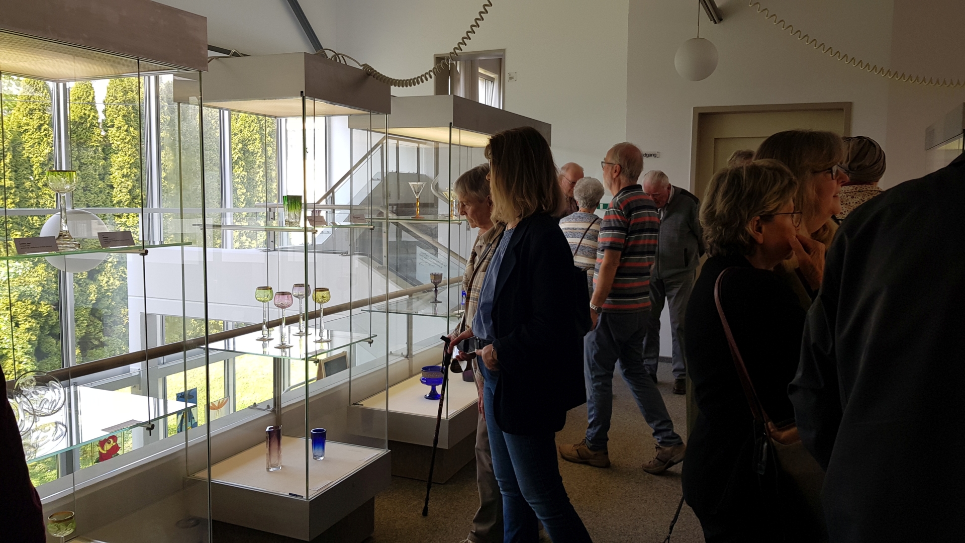 Besucher begutachten die Ausstellung "Glas aus Böhmen"