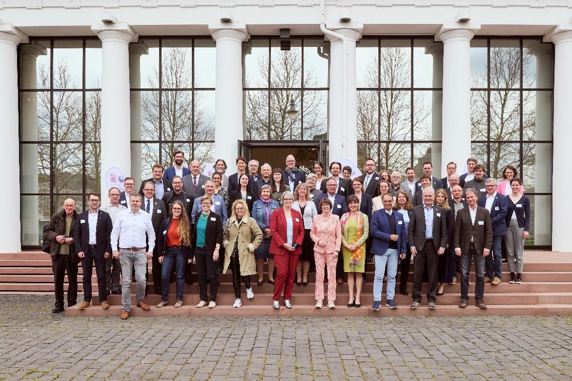 Gruppenfoto mit Staatsministerin Priska Hinz (Mitte, lachsfarbenes Outfit) sowie den Mitglie-dern des Hessischen Bündnisses für Nachhaltigkeit und den anwesenden Bürgermeisterinnen und Bürgermeistern aus ganz Hessen;  Quelle: Moritz Reich