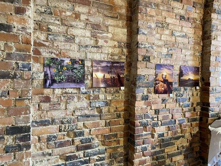 Bild: Die 25 schönsten Bilder aus dem Fotowettbewerb „Blick auf’s Land“ wurden anlässlich des 1. Kreis-Erntefestes 2022 in Muckwar ausgestellt. (Bild: Landkreis OSL/Nora Bielitz)