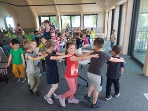 Die Kinder machen eine Polonaise