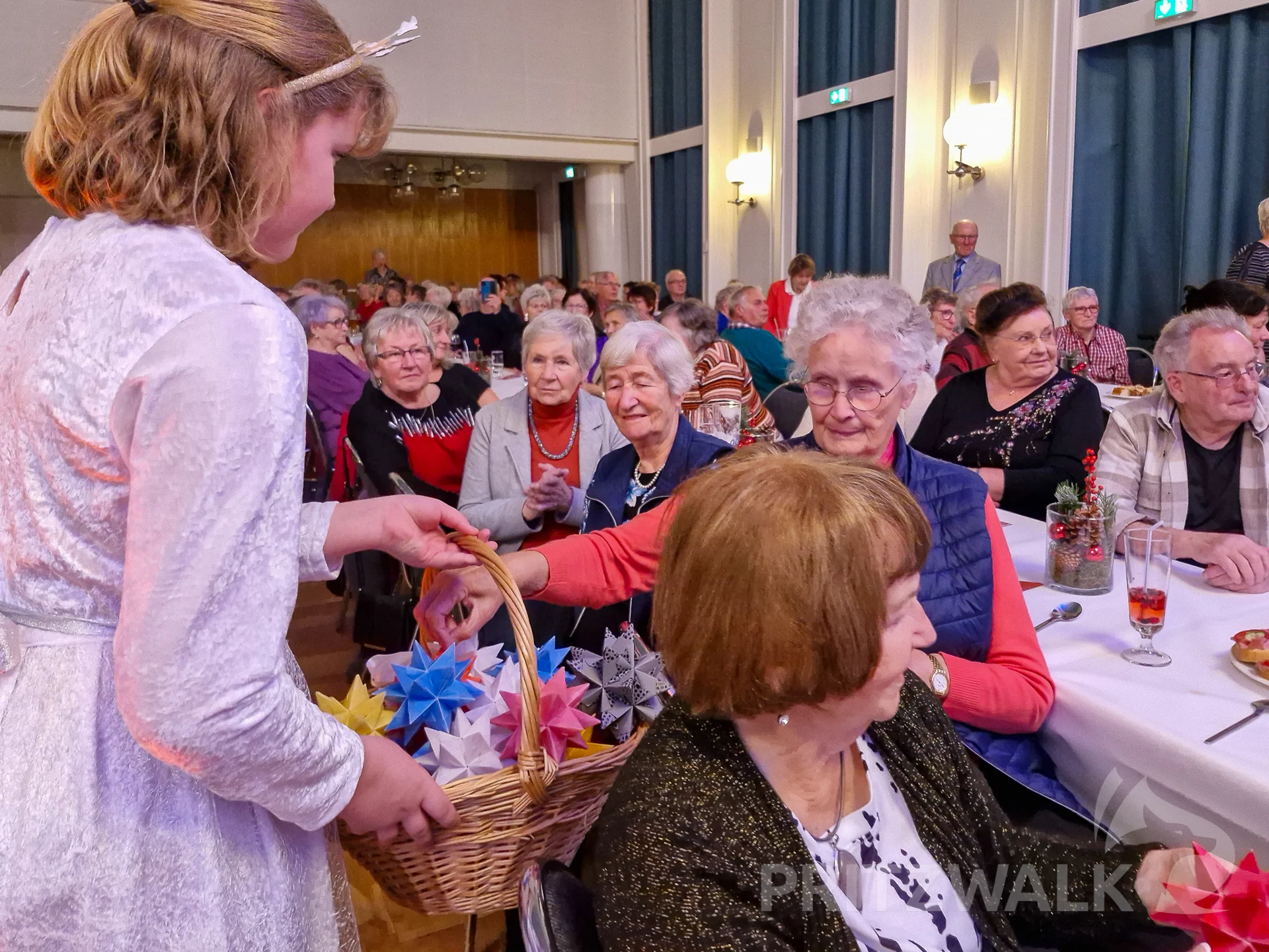 Die Darsteller verteilten Bascetta-Sterne an die Seniorinnen und Senioren. Foto: Stadt Pritzwalk