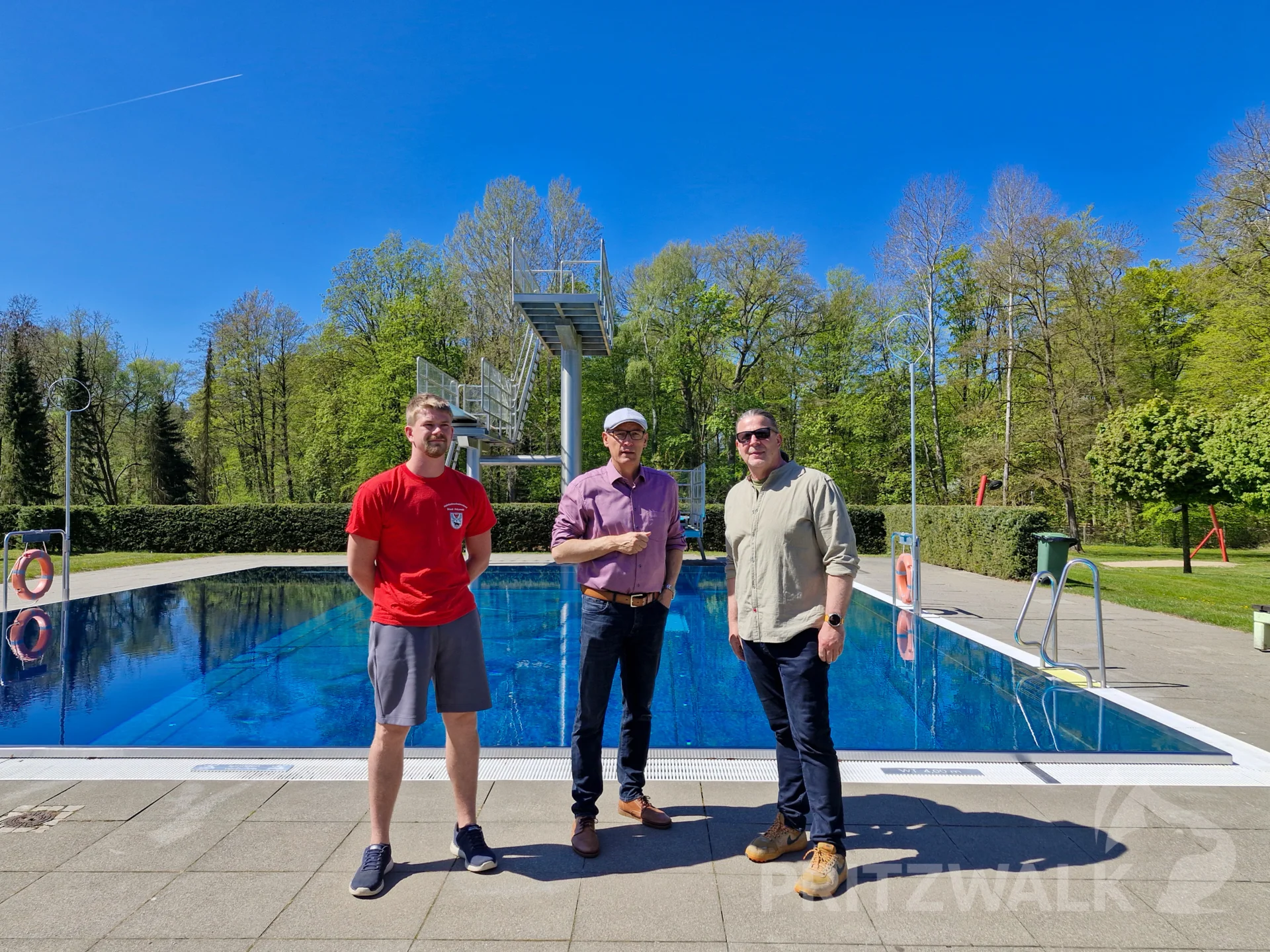 Bürgermeister Dr. Ronald Thiel (M.) besuchte das Pritzwalker Hainholz-Schwimmbad zur Eröffnung am 1. Mai und sprach mit Frank Möller, Betriebsleiter der Wittenberger Bäder GmbH (r.) sowie Nils Köcke, Fachangestellter für Bäderbetriebe (l.). Foto: Stadt Pritzwalk