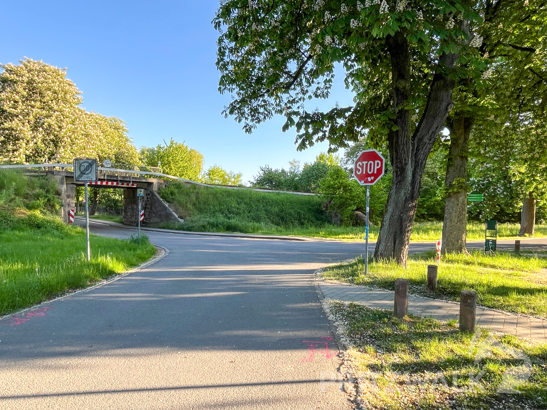 Über die ausgewiesene Umleitung gelangt man ins Wohngebiet hinter der Überführung. Foto: Stadt Pritzwaöl