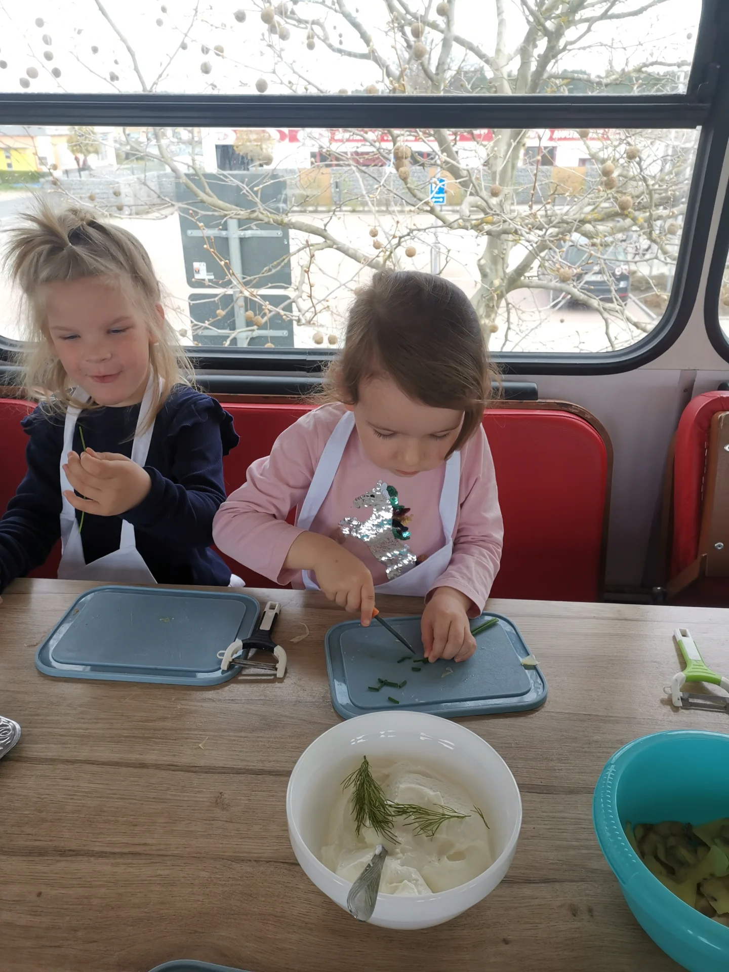 Kinder beim Essen zubereiten