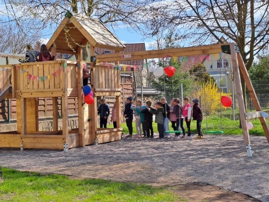 Die Übergabe des neuen Spielplatzes von Leimbach kam einem Dorffest gleich.
