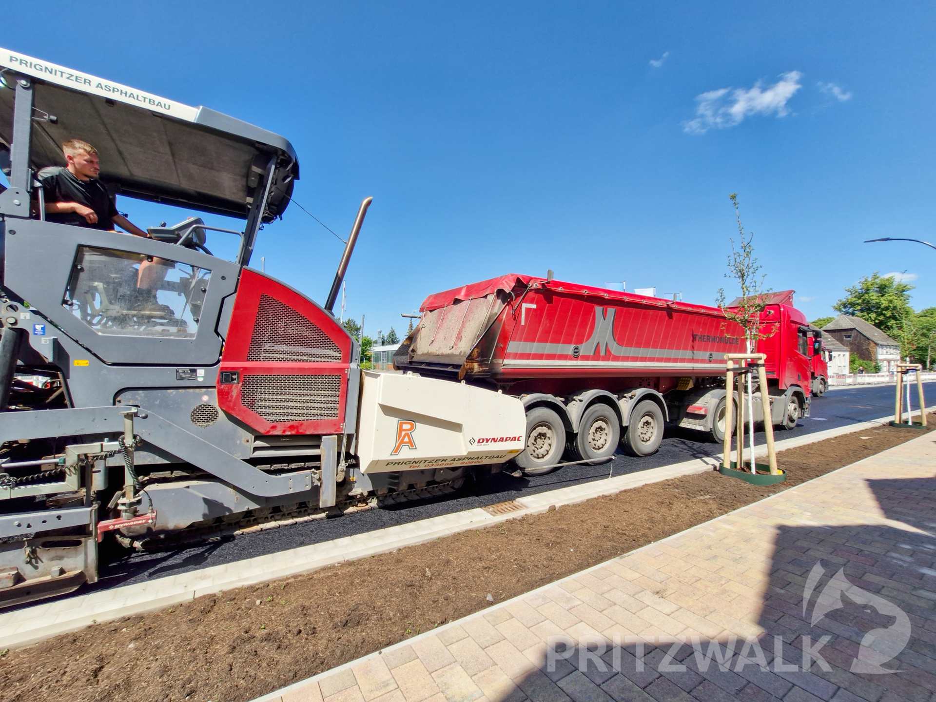 Zwei Asphaltfertiger waren parallel im Einsatz. Foto: Stadt Pritzwalk