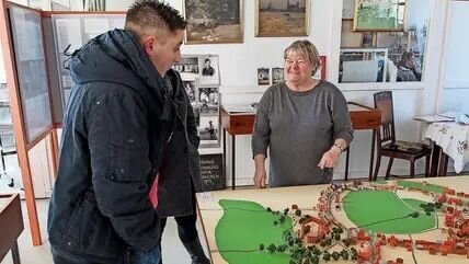 Vereinsvorsitzende Silvia Zimmermann bei einer Führung im Heimatmuseum Ziesar. © Quelle: Tobias Wagner