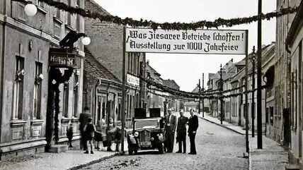 Zur 1000-Jahr-Feier 1948 gab es im Hotel "Schwarzer Adler" in der Badstraße eine Ausstellung mit Waren von Ziesarer Firmen. © Quelle: Privat