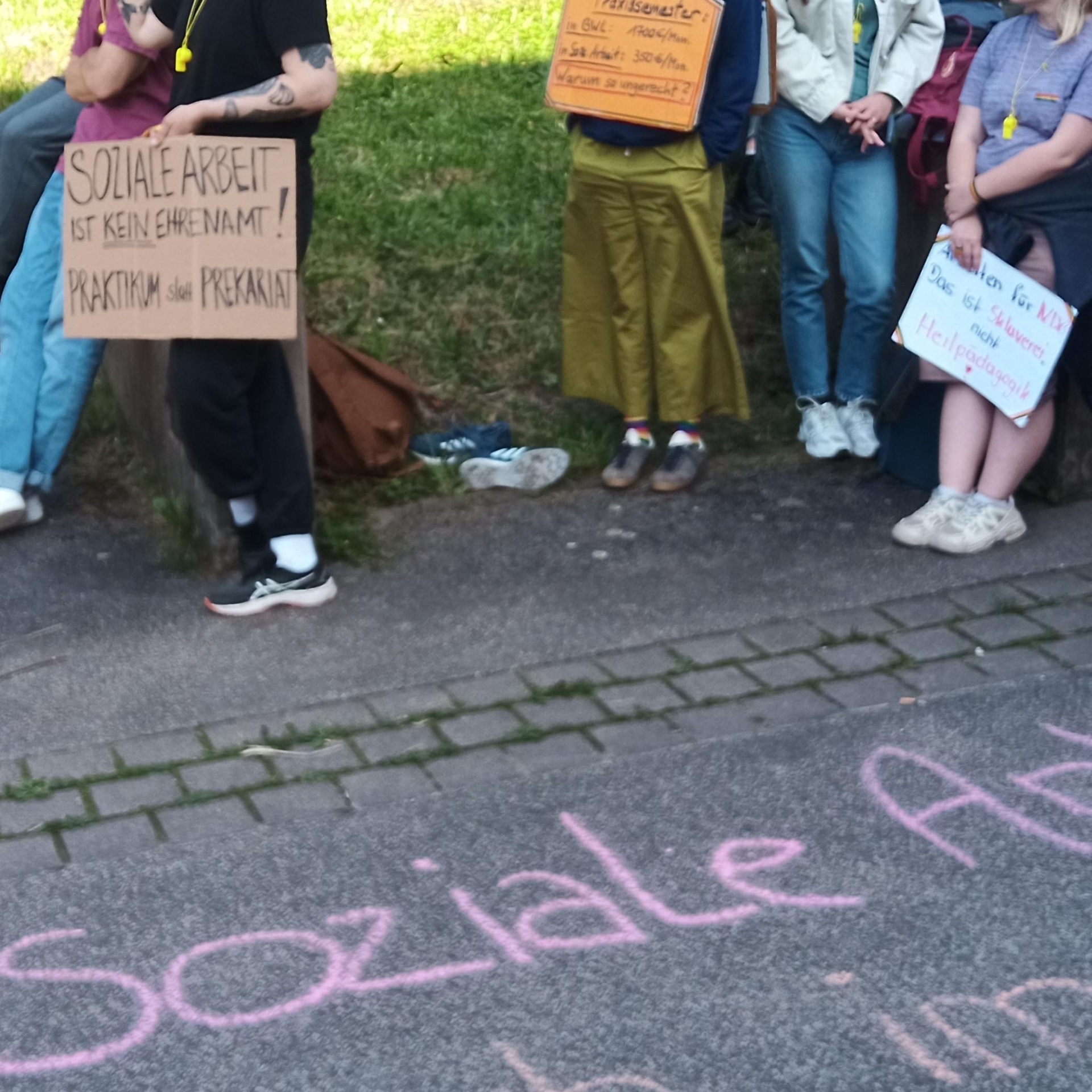 Demonstration für faire Vergütung von Praktika in der Sozialen Arbeit in Erfurt.