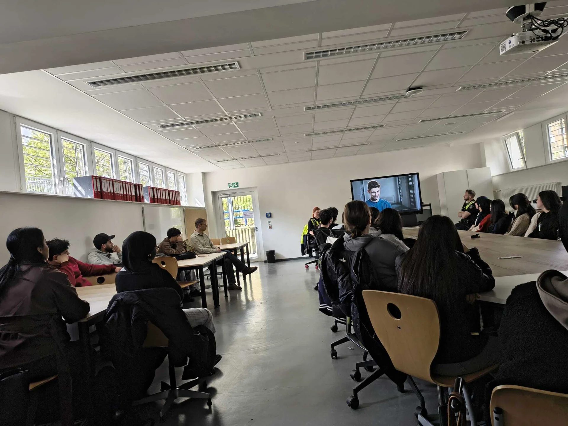 Schüler:innen schauen Film über schweres Verkehrsdelikt