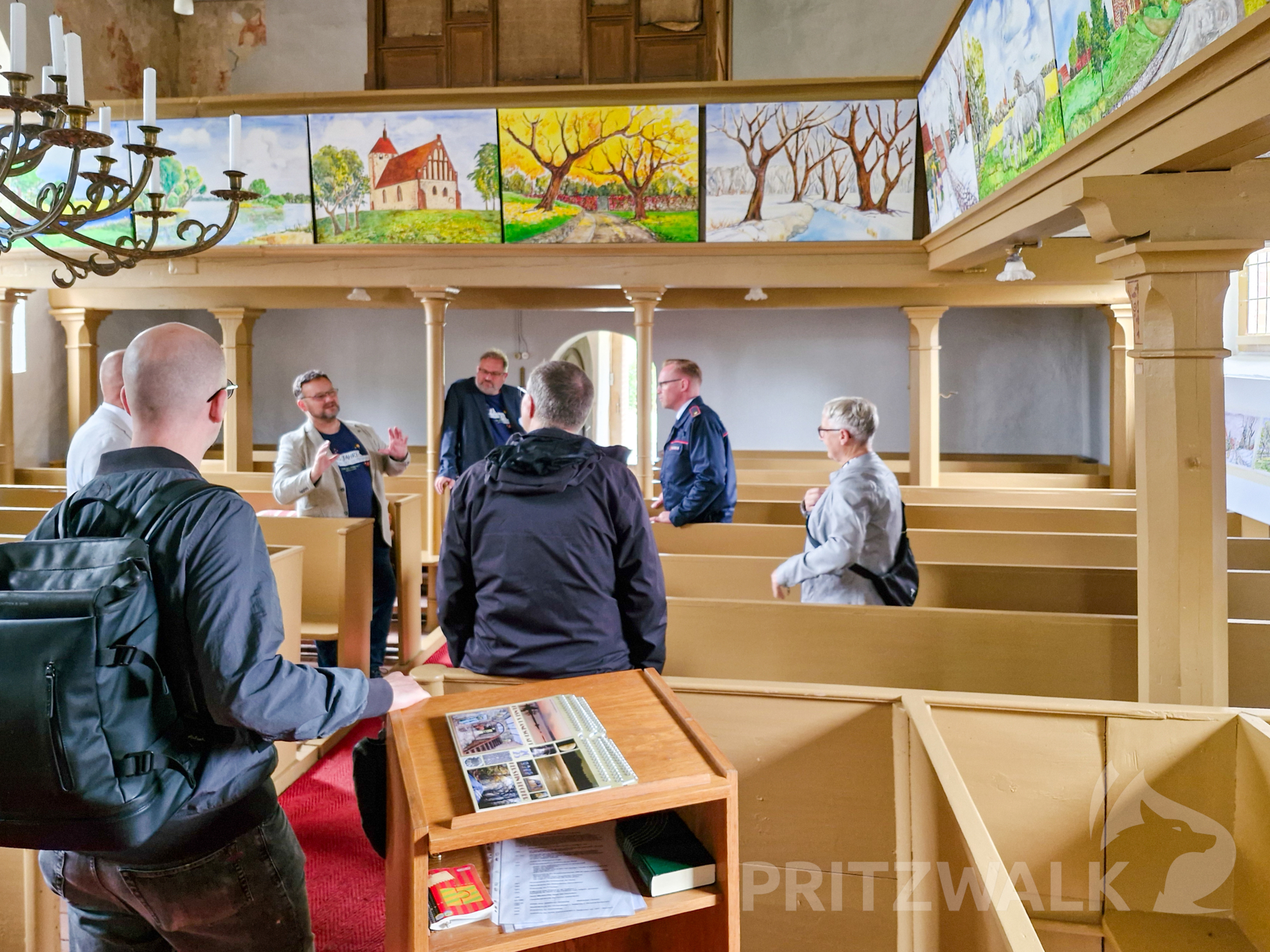 In der Giesensdorfer Kirche waren Bilder zu sehen, die von Bewohnerinnen und Bewohnern gemalt wurden. Foto: Stadt Pritzwalk