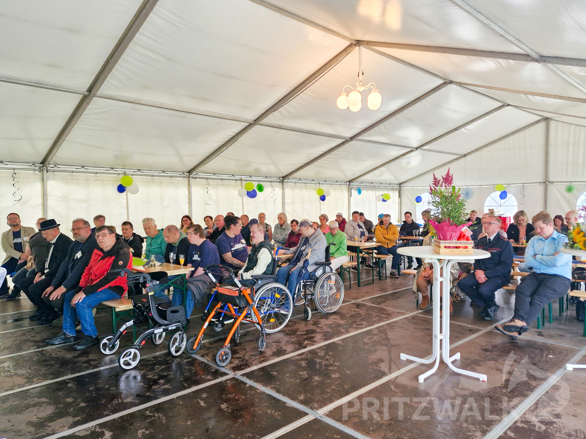 Der Tag begann mit einem Empfang, bei dem Bewohner, Mitarbeiter und Gäste die vergangenen 25 Jahre Revue passieren ließen. Foto: Stadt Pritzwalk