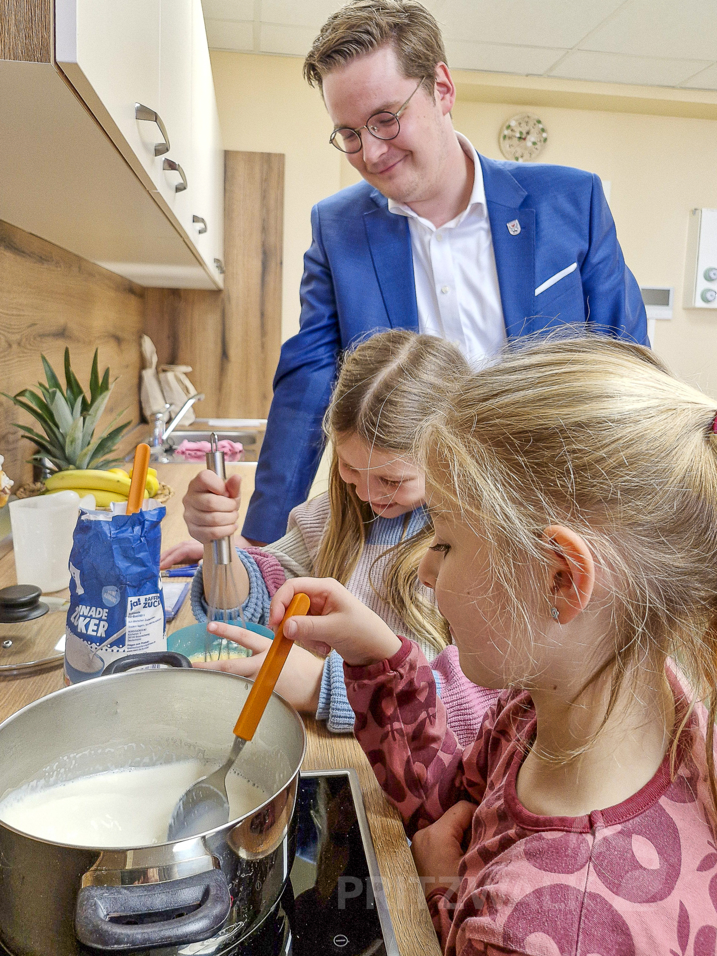 Sachbereichsleiter Christopher Nowak stand mit den Hortkindern am Herd.