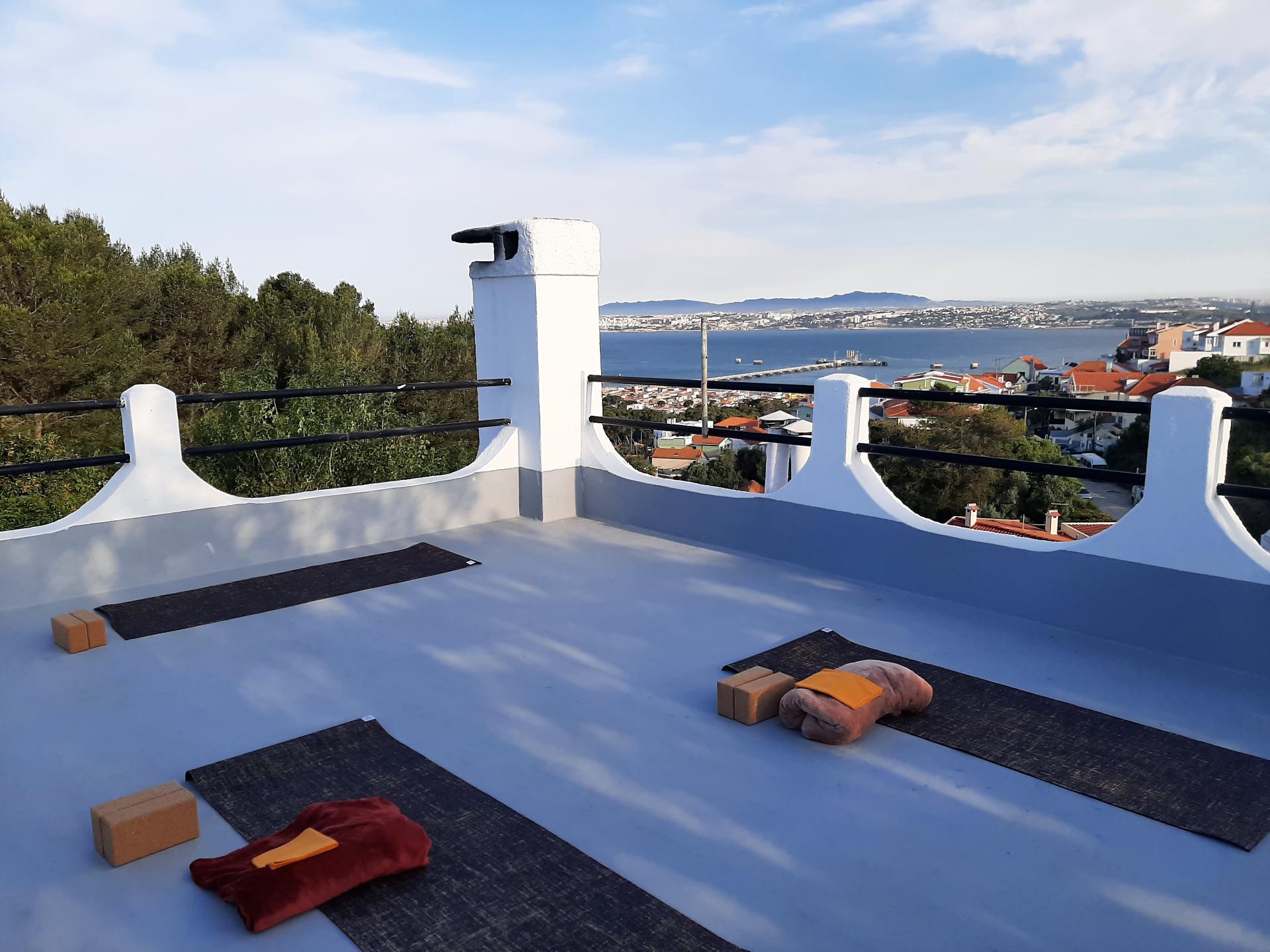 Yoga auf der Dachterrasse mit Blick auf Lissabon