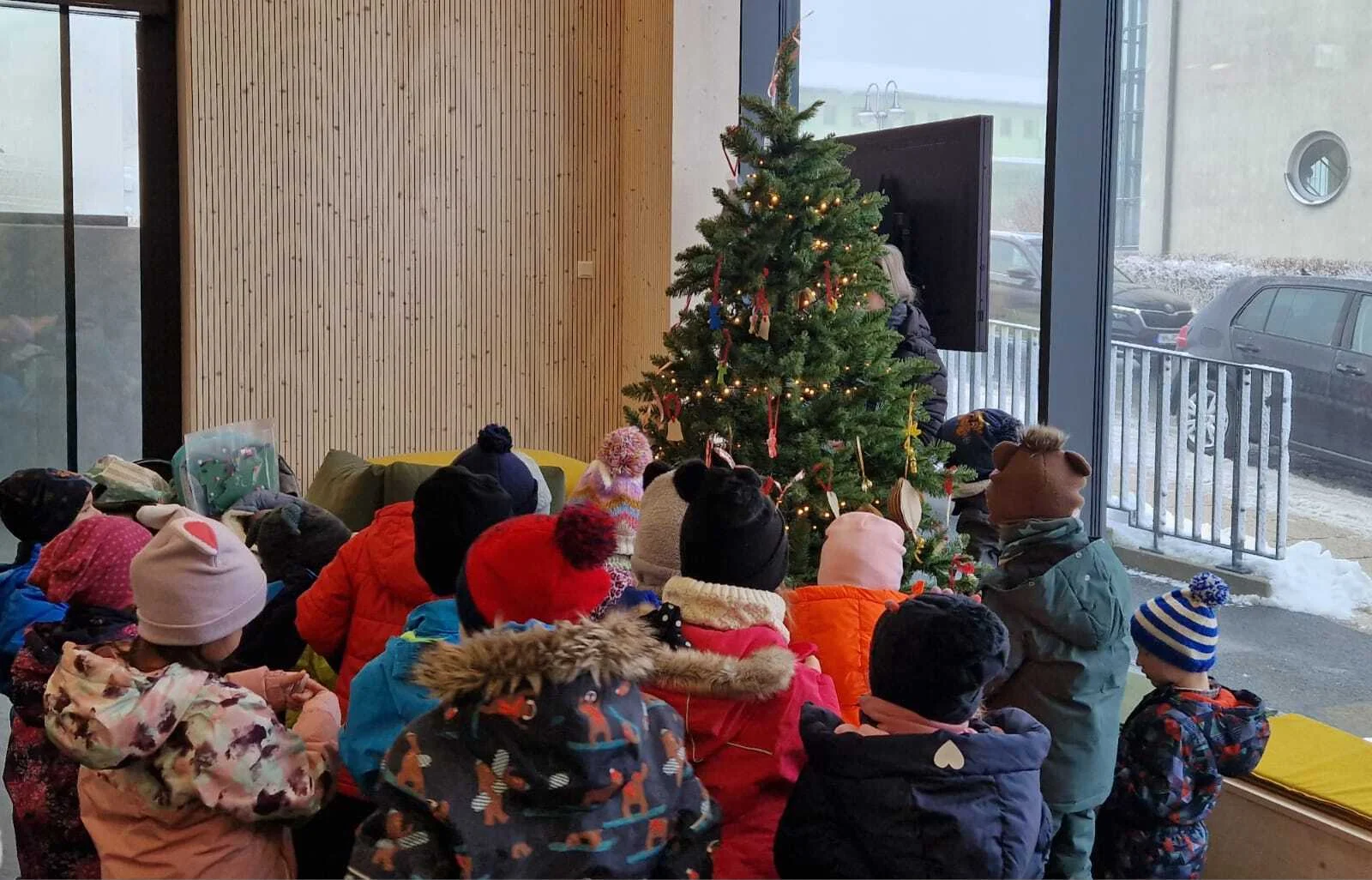 Weihnachtsbaumschmücken macht Spaß