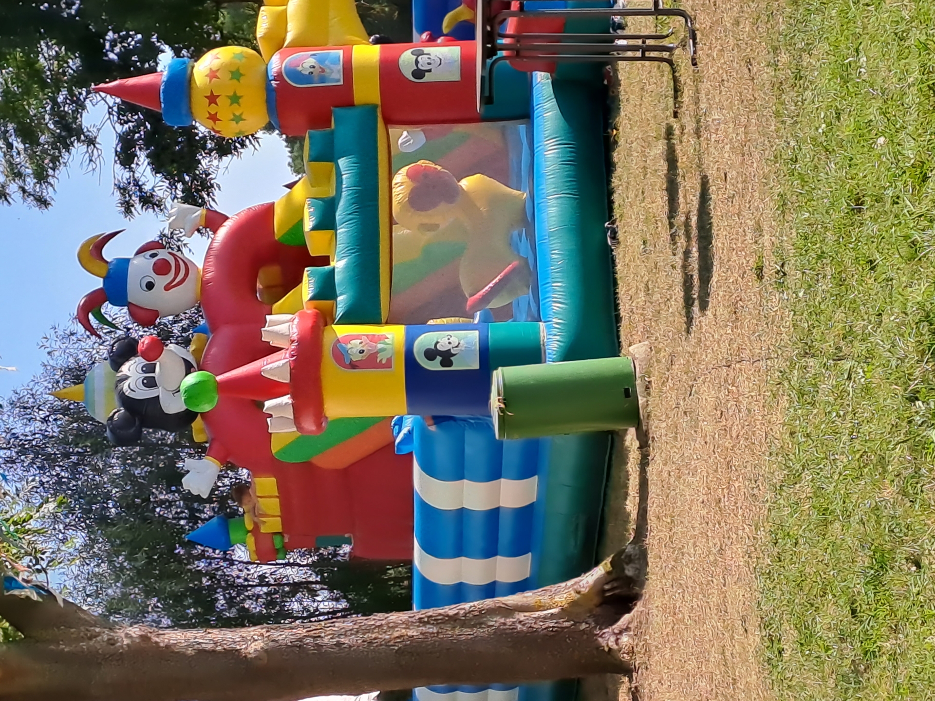 Für die Kinder steht eine große Hüpfburg bereit. Foto: Privat