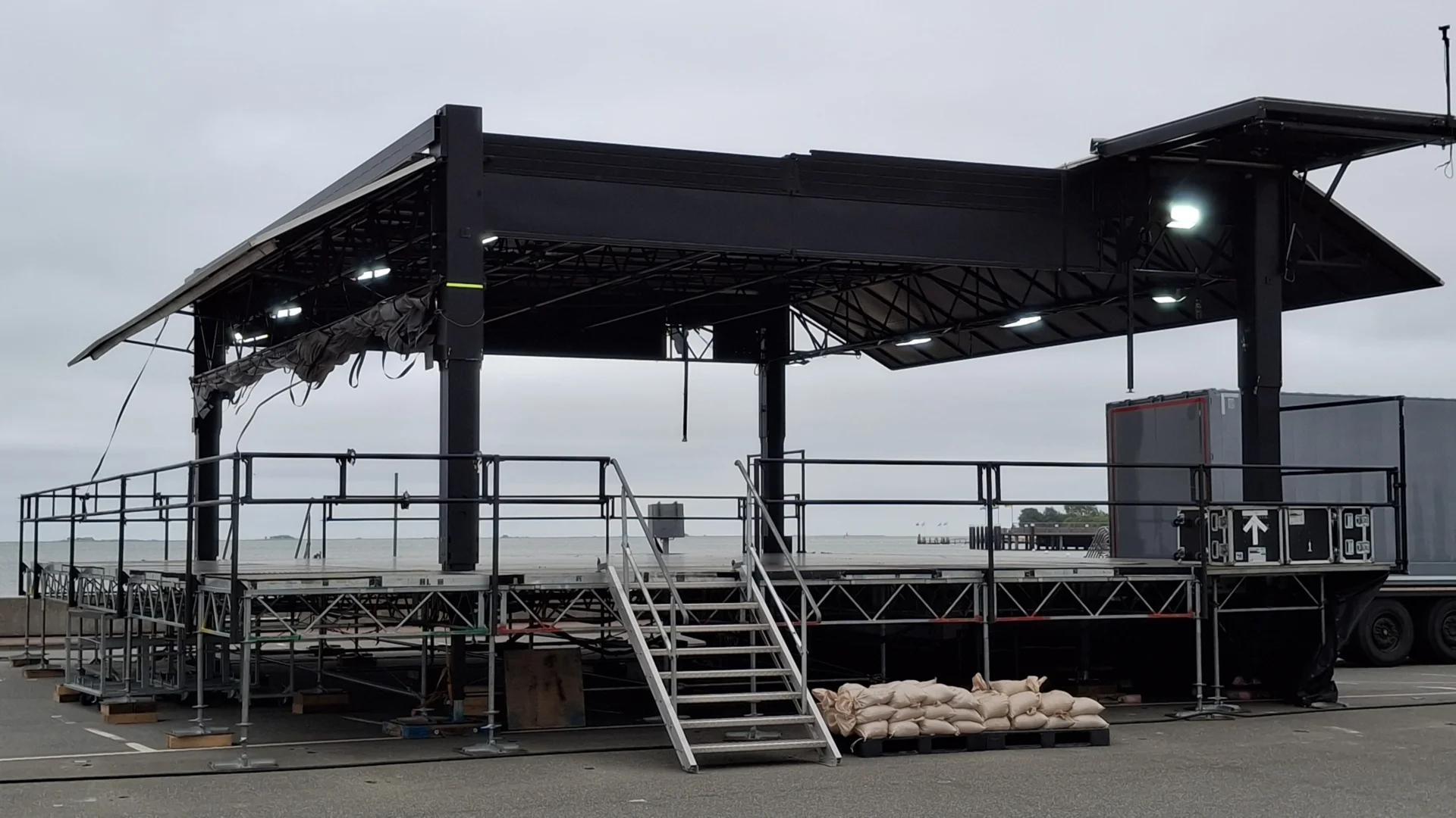 Der Aufbau der Bühne für das Konzert der Big Band der Bundeswehr ist in vollem Gange (Foto: Stadt Wyk Andreas Hansen)