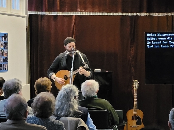 Daniel Kahn stellt in der Jüdischen Gemeinde Kiel und Region sein neues Konzertprogramm "Word beggar" vor