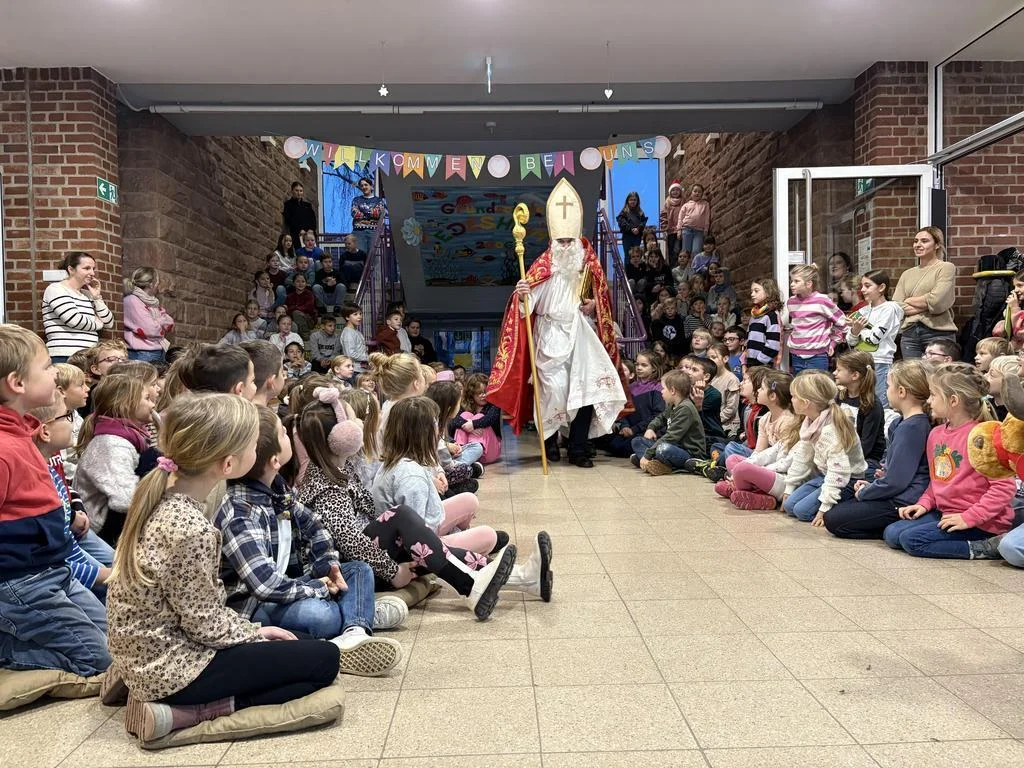 Nikolaus zu Besuch in der Grundschule