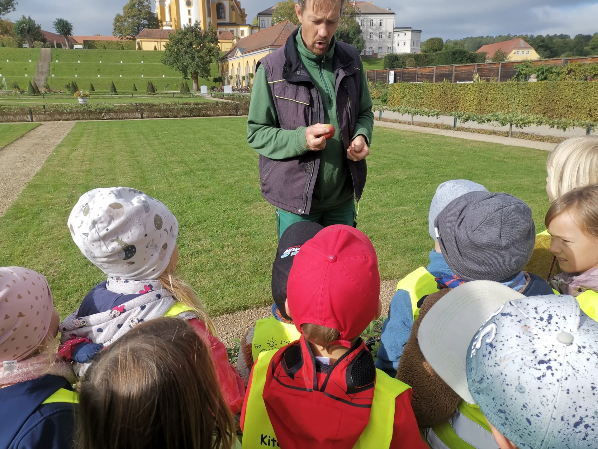 Herr Mainz und die Kinder der Kita Sonnenblume im Klostergarten