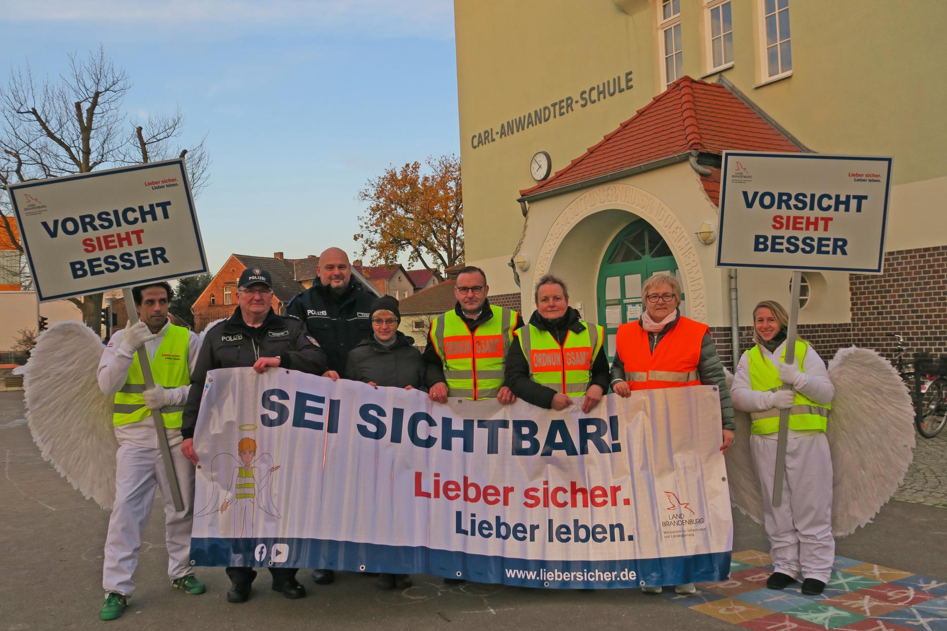 Die Beteiligten des Aktionstages beim gemeinsamen Gruppenfoto. Foto: Stadt Calau / Jan Hornhauer